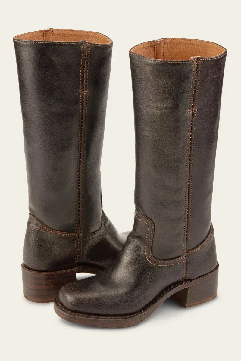 Bottes femme élégantes et confortables marron. Chaussures polyvalentes pour la mode automne-hiver.