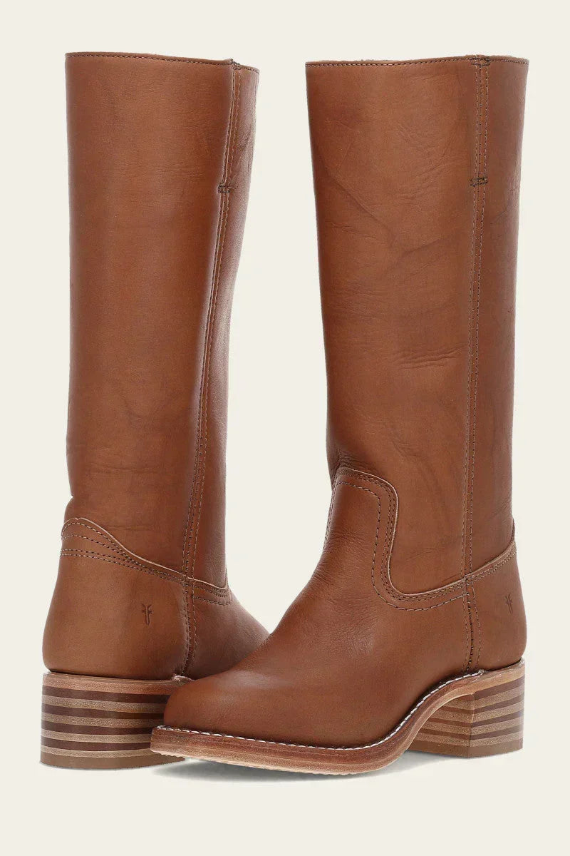 Paire de bottes femme noires, chics et confortables, parfaites pour un look quotidien en hiver.