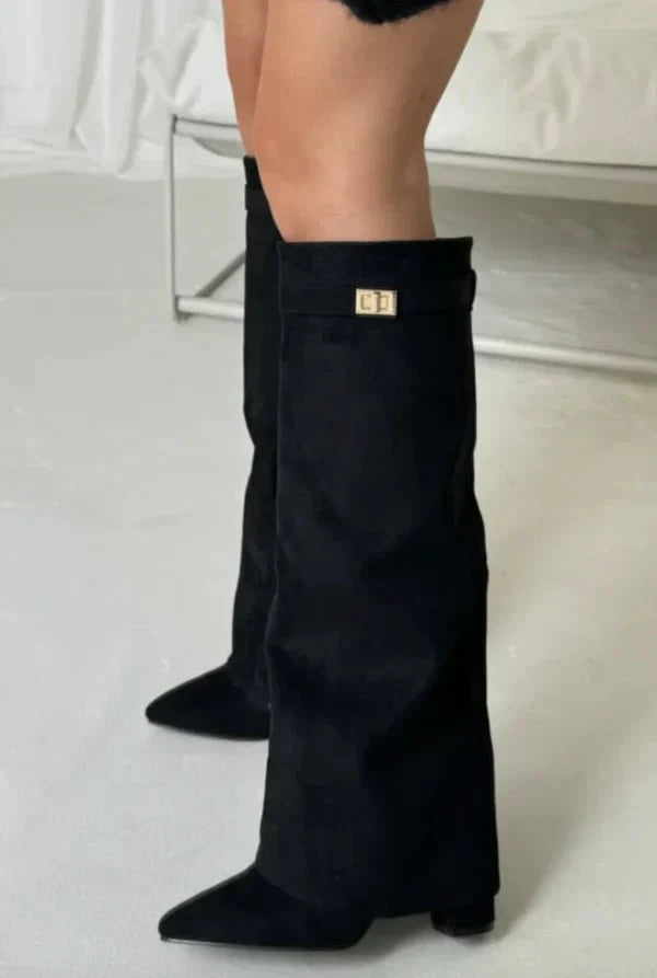Paire de bottes hautes pour femme, talon bloc stable, parfaites pour un look élégant et polyvalent.