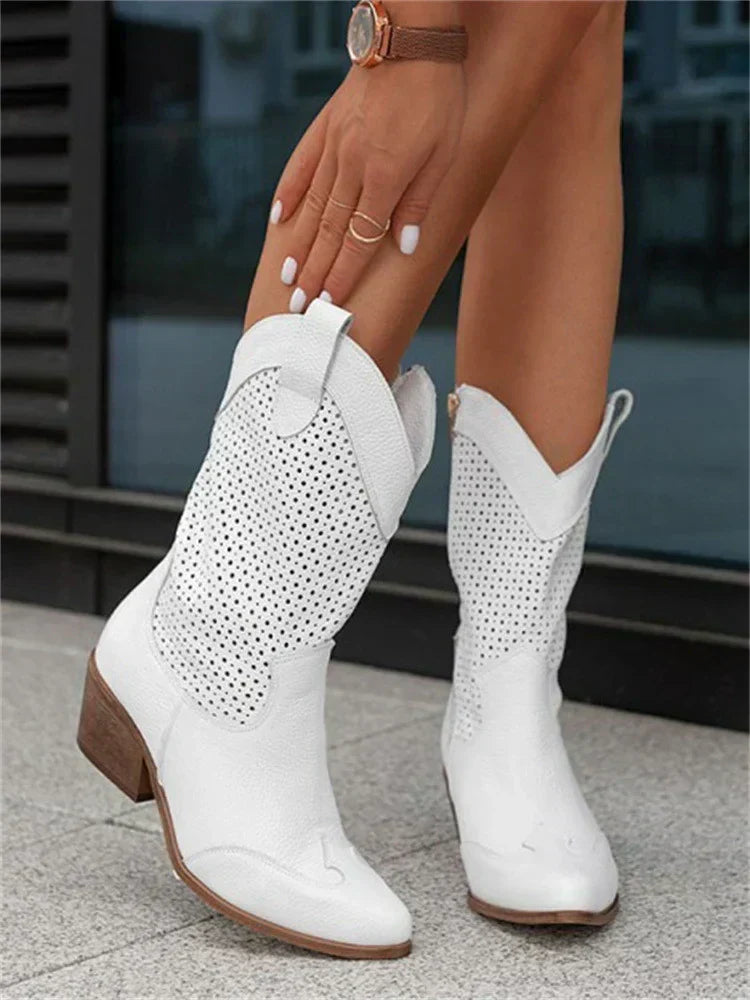 Bottes western perforées élégantes pour femmes. Idéales printemps/été, alliant confort et style mode.