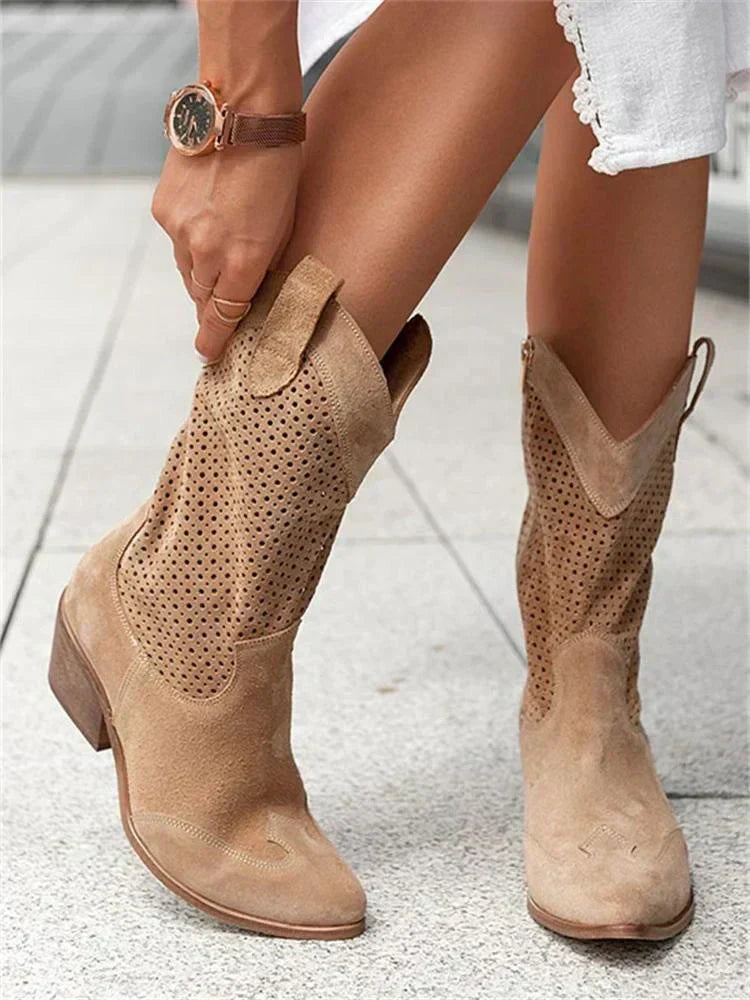 Paire de bottes élégantes western pour femmes, avec motifs perforés, parfaites pour une mode estivale.