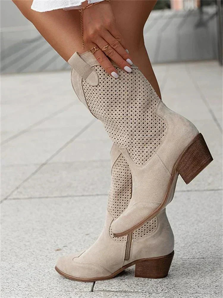 Détail des perforations sur bottes western femme, texture unique, confort et style respirant printemps/été.