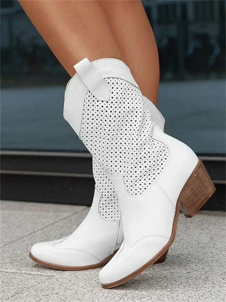 Bottes femme style western, perforées pour l'été. Un design respirant et confortable, parfaites pour festivals.