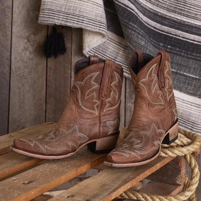 Bottine santiag femme chic à talon western brodé, bout pointu, idéale mode automne-hiver.