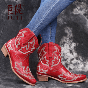 Bottes santiags femme à talon, design western brodé élégant, parfaites pour un look mode automne-hiver.