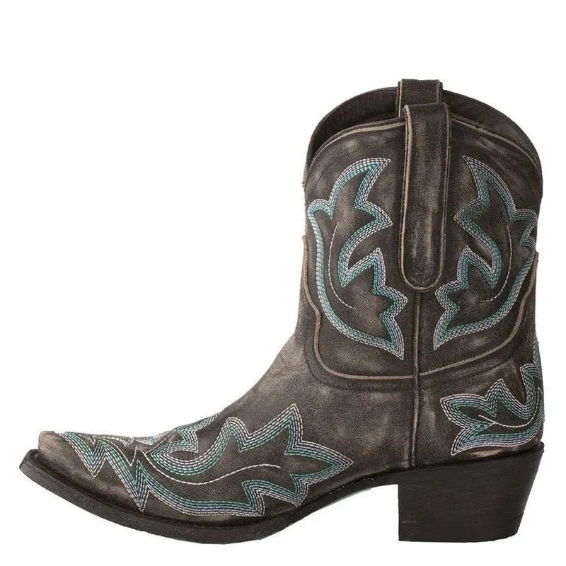 Élégantes bottines santiag femme à talon western, broderies détaillées, chaussures mode automne.