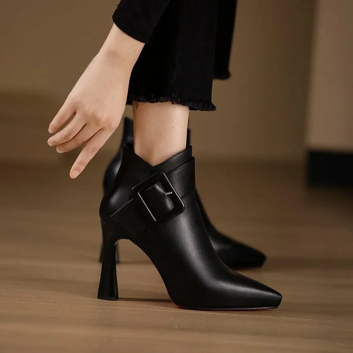 Bottines femme confortables avec boucles. Look chic et tendance, parfaites pour la mode automne-hiver.