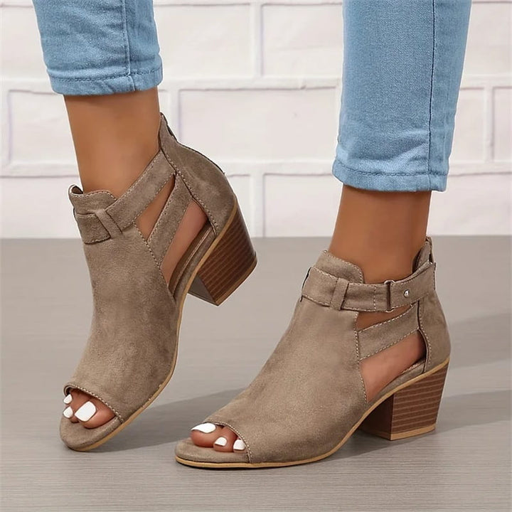 Bottines femme grises à bout ouvert, talon bloc confortable. Chaussures mi-saison élégantes et modernes.