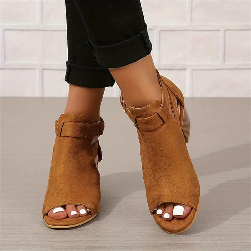 Bottines femme bout ouvert marron, talon bloc stable. Confortables et modernes pour toutes occasions.