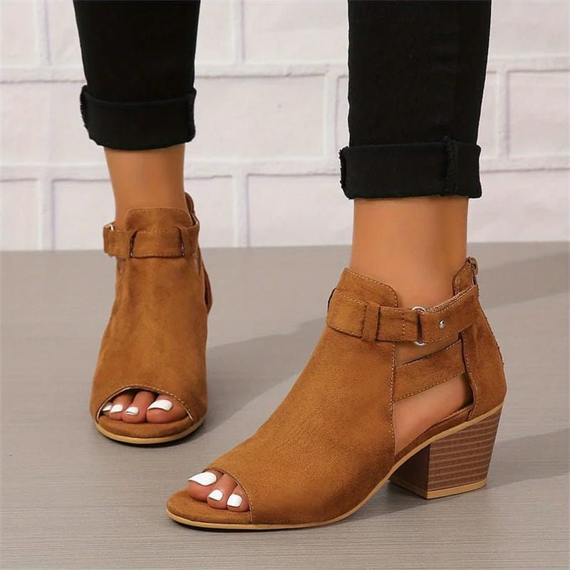 Bottines marron femme à bout ouvert, talon bloc. Chaussures confortables pour mi-saison, style moderne.