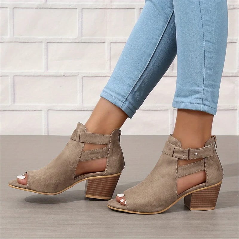 Bottines femme chic à bout ouvert, talon bloc gris. Confort et style moderne pour mi-saison.