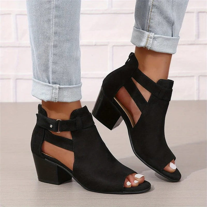 Bottines femme mi-saison à bout ouvert, talon bloc marron. Chaussures confortables et élégantes.