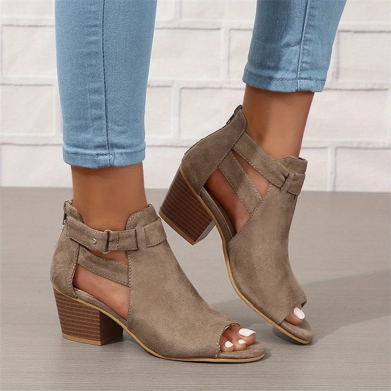 Bottines femme grises, bout ouvert, talon bloc. Style moderne et chic, parfaites pour le confort quotidien.