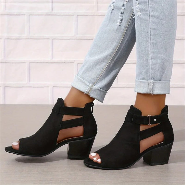 Chaussures femme à talon bloc : bottines bout ouvert noires. Élégance et confort pour un style actuel.