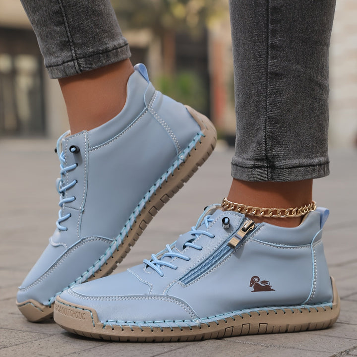 Gros plan bottines femme : lacets décoratifs et zip latéral pour un chaussant confortable et rapide.