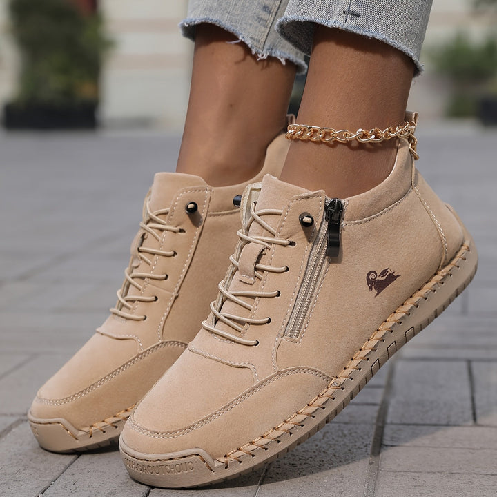 Bottillons femme tendance, à lacets, confortables et stylés pour un look mode automne-hiver.