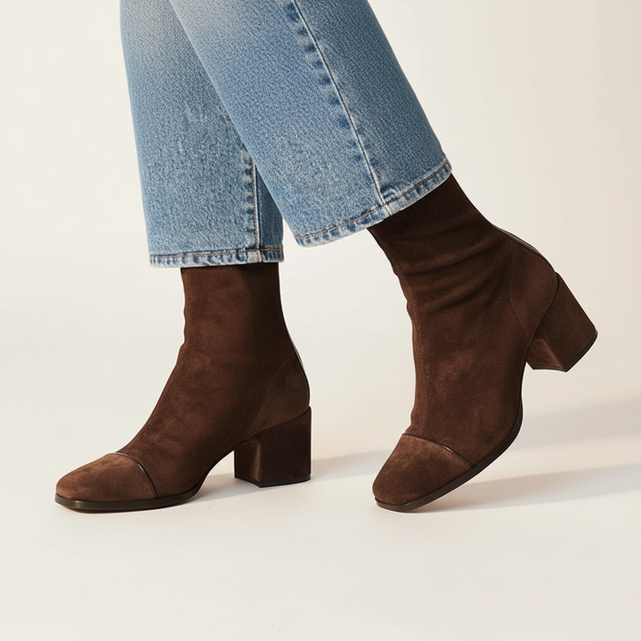 Bottines femme tendance en suédine marron foncé avec bout carré et talon bloc, idéales pour un style quotidien.