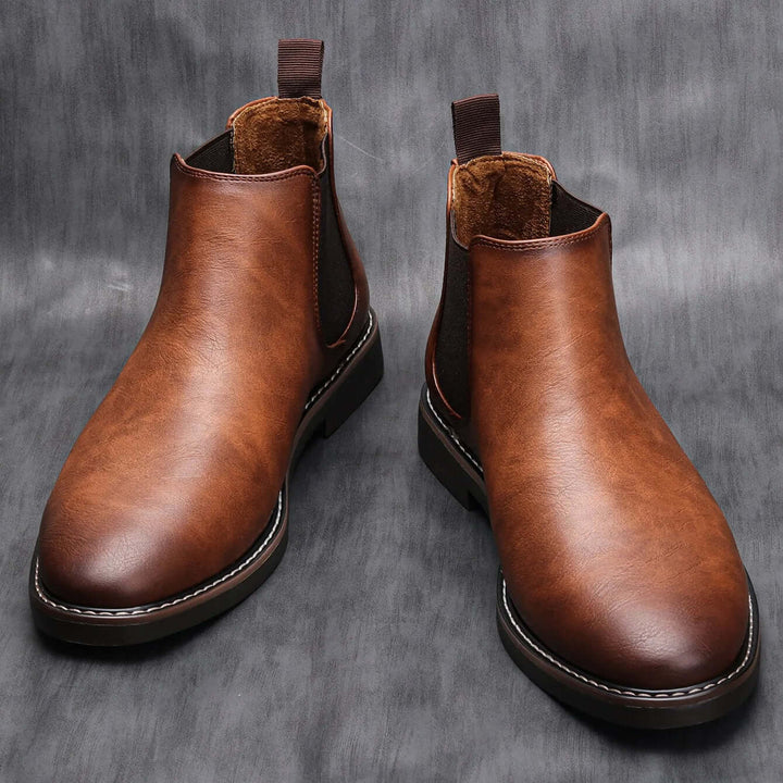 Bottines Chelsea homme en cuir noir, élégantes et confortables, parfaites pour la ville et un look intemporel.
