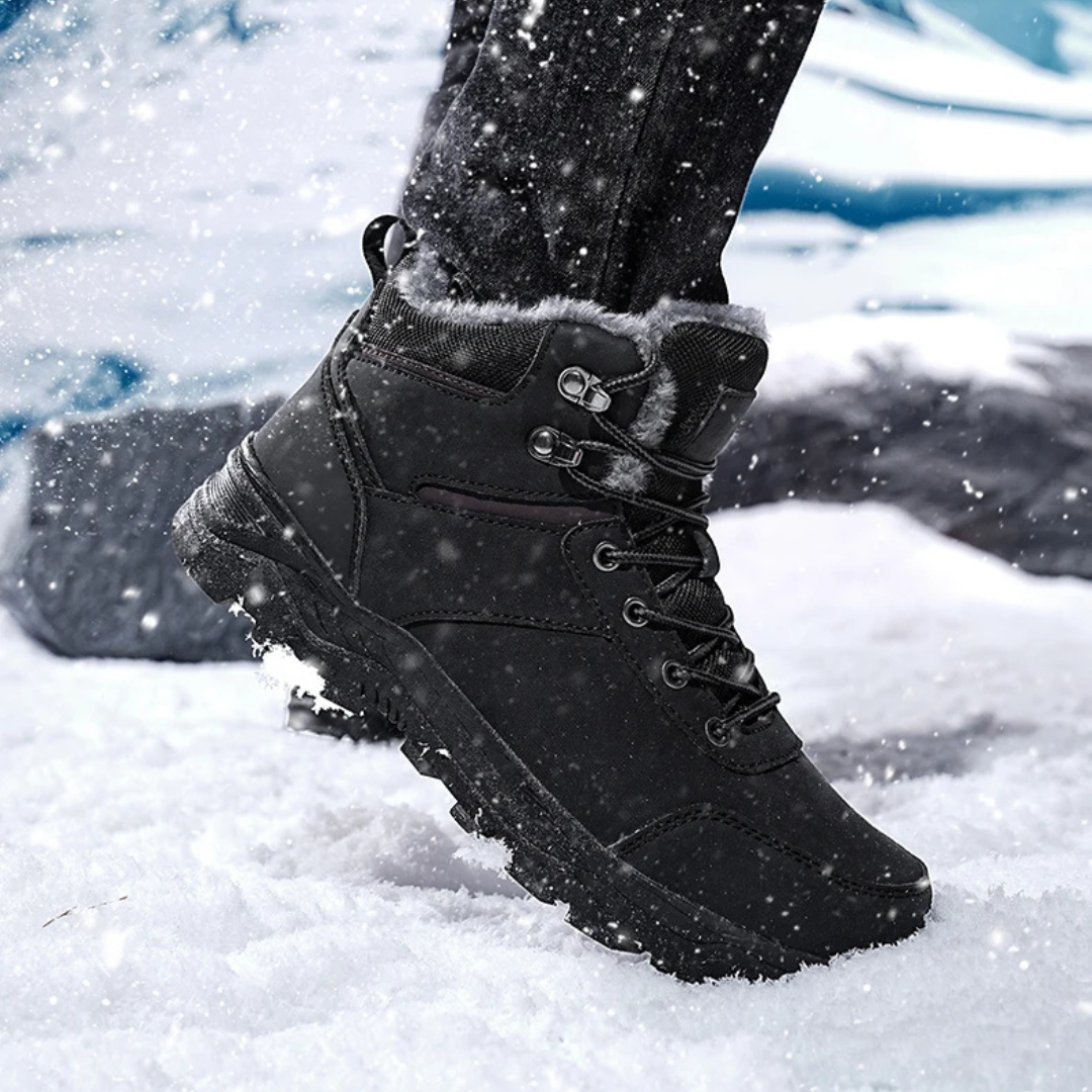 Bottes d'hiver grises à lacets pour hommes, protection anti-froid et adhérence maximale sur surfaces glissantes.