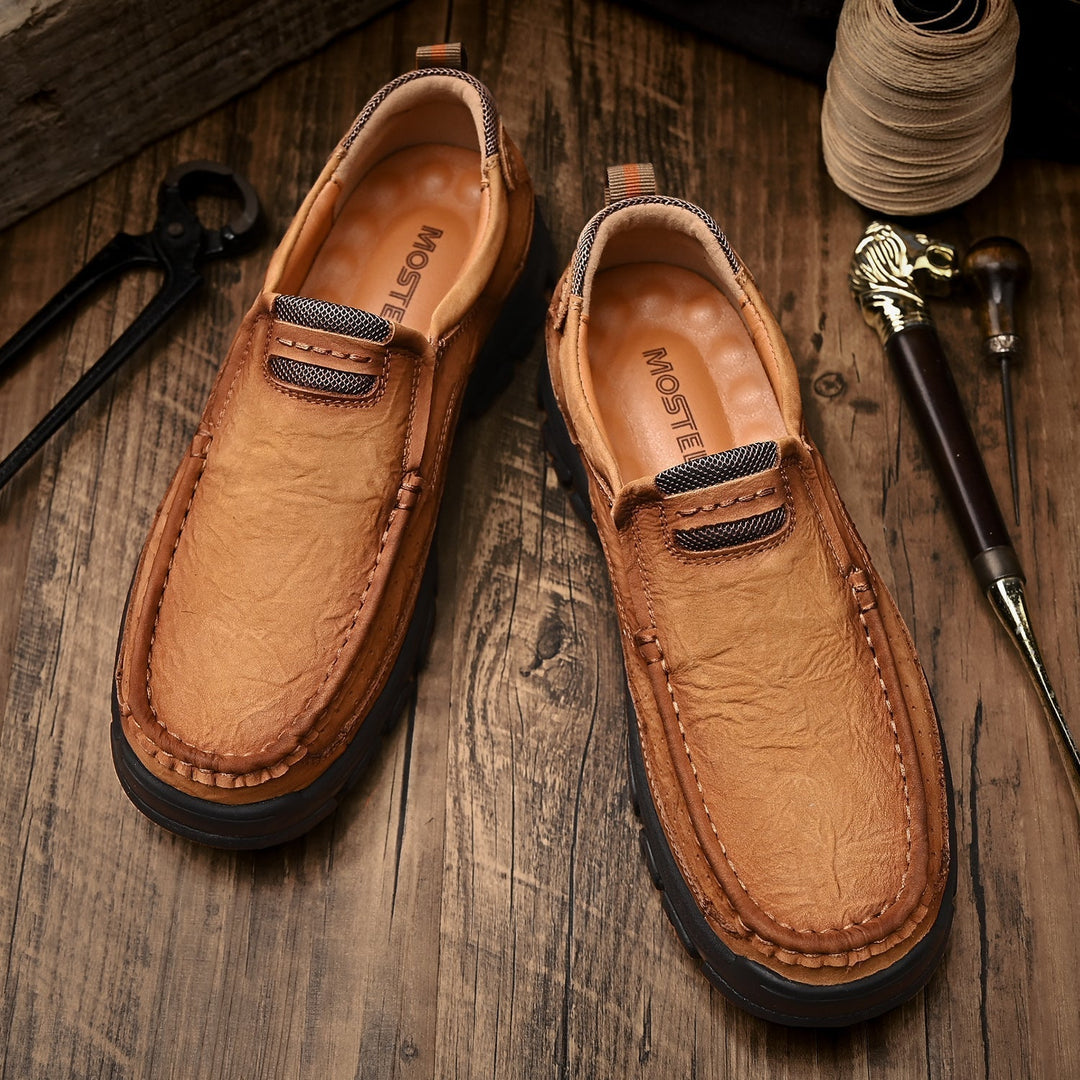 Zoom sur des bottines homme, confortables et orthopédiques, accentuant le soutien postural et le bien-être.
