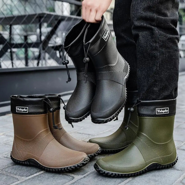 Bottines de travail homme, alliant protection, confort et imperméabilité pour affronter les journées de travail exigeantes.