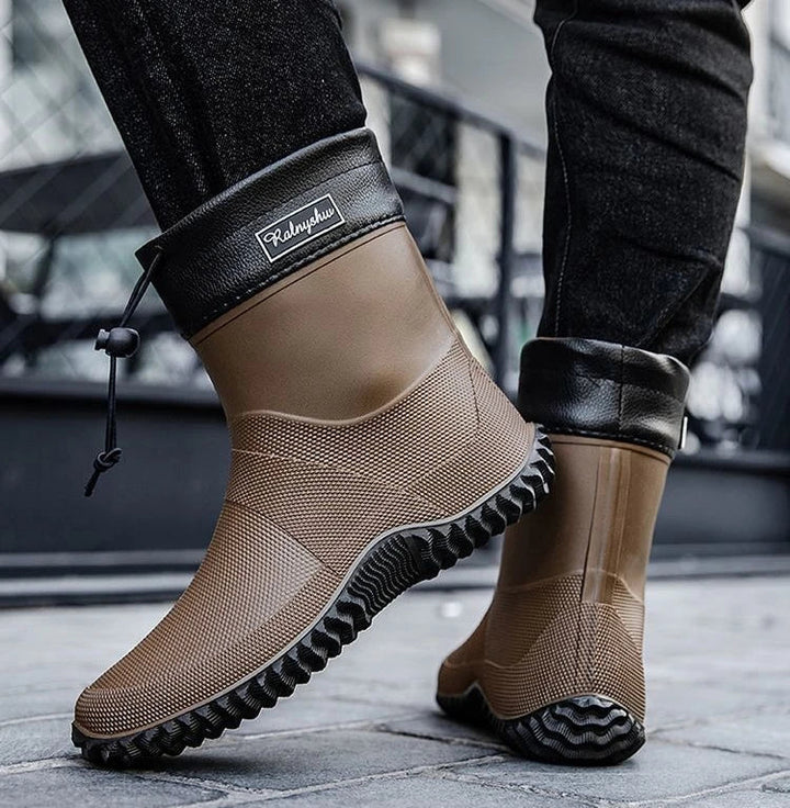 Semelle extérieure des bottines de travail homme, antidérapante, offrant une adhérence et une sécurité accrues sur surfaces glissantes.