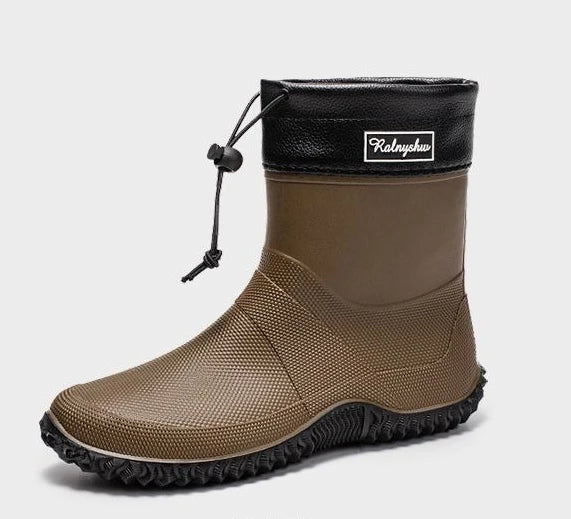 Bottines de travail homme, robustes, imperméables et confortables, parfaites pour le chantier ou les activités extérieures.