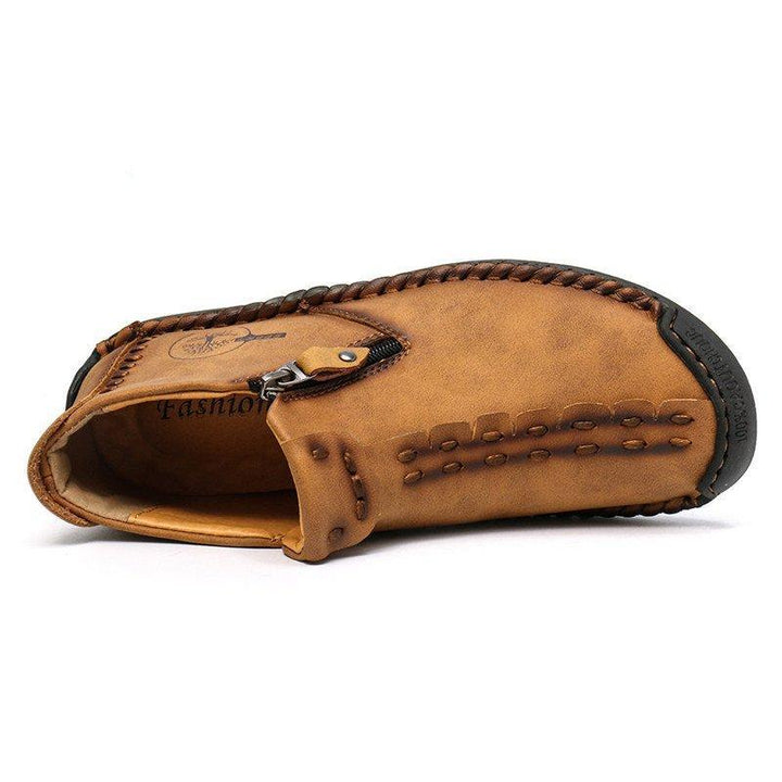Bottines homme marron, prêtes à être portées, incarnant le confort et le style masculin pour toutes occasions.