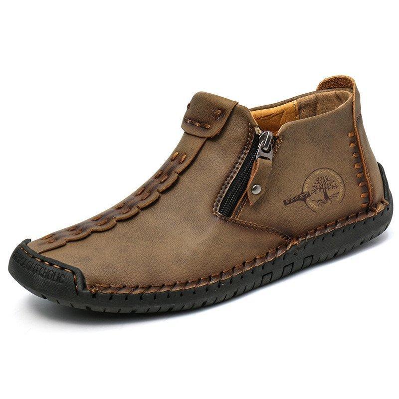 Paire de bottines homme robustes, antidérapantes, parfaites pour l'automne, offrant style et résistance.