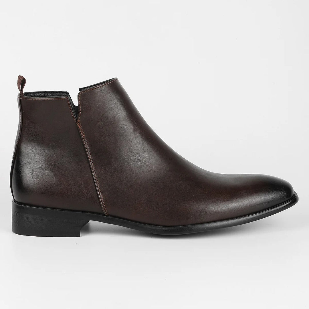 Ces bottines homme rétro à zip latéral sont le choix idéal pour un look élégant, confortable et tendance cet hiver.