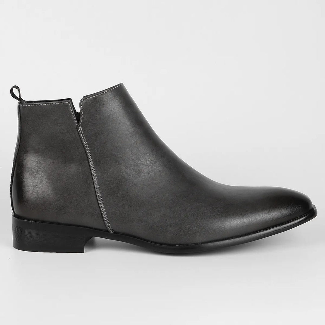 Bottines homme rétro avec zip latéral. Elles apportent confort et une touche tendance au style classique et polyvalent.