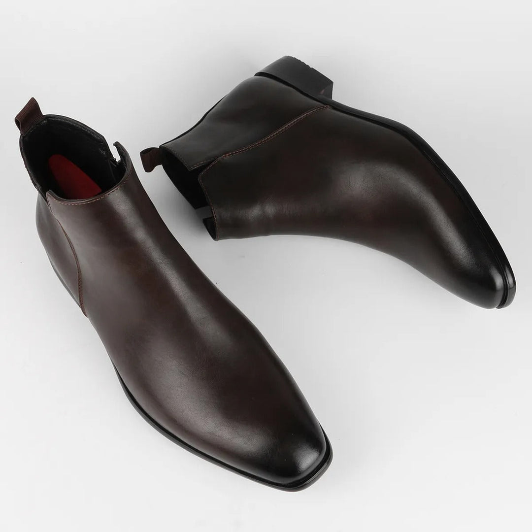 Bottines homme rétro élégantes en vue de face. Avec zip latéral, alliant style classique et confort pour l'hiver.