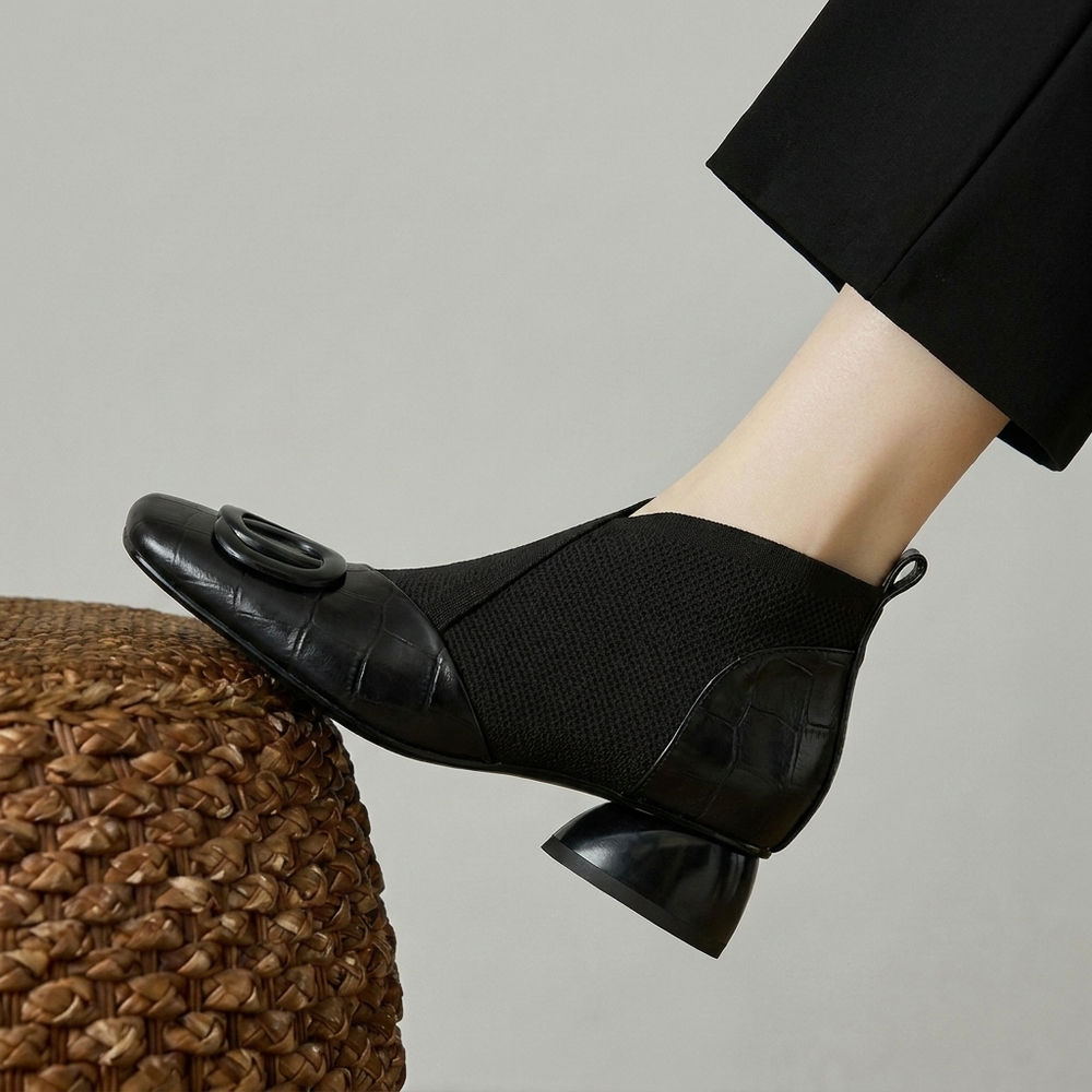 Chaussures bottines orthopédiques noires pour femmes, offrant support et confort supérieur pour la marche.