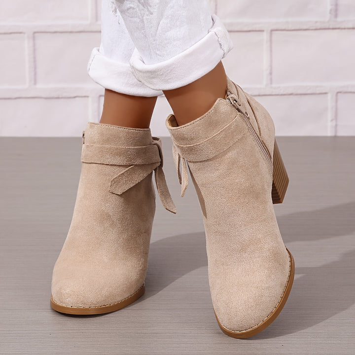 Bottines mode féminine avec un talon carré tendance et un nœud subtil, confort garanti pour le quotidien.