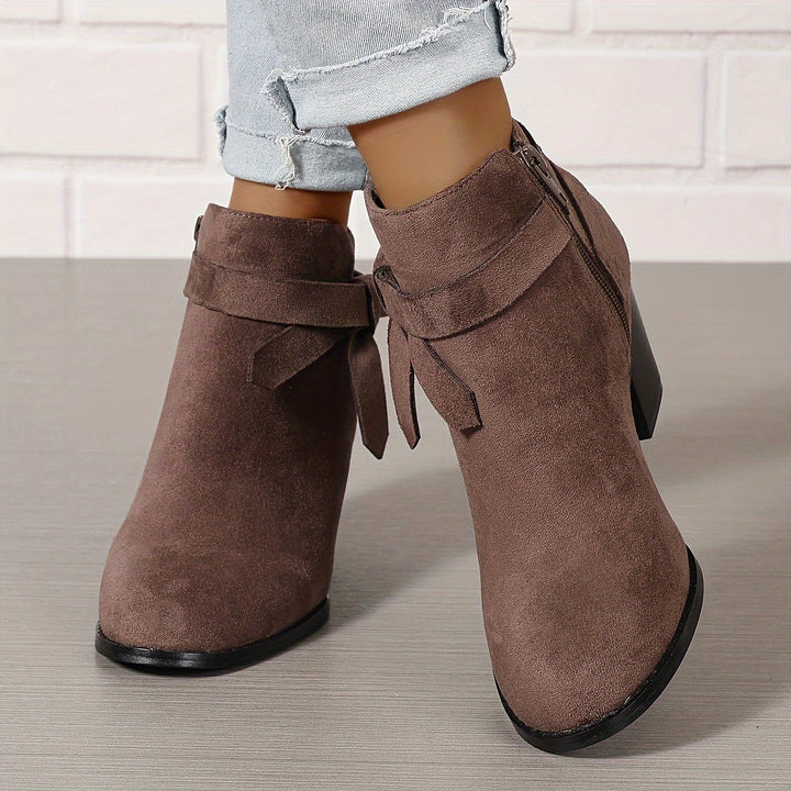 Chaussures bottines chic pour femme, avec talon large, nœud élégant, parfaites pour toute occasion habillée.