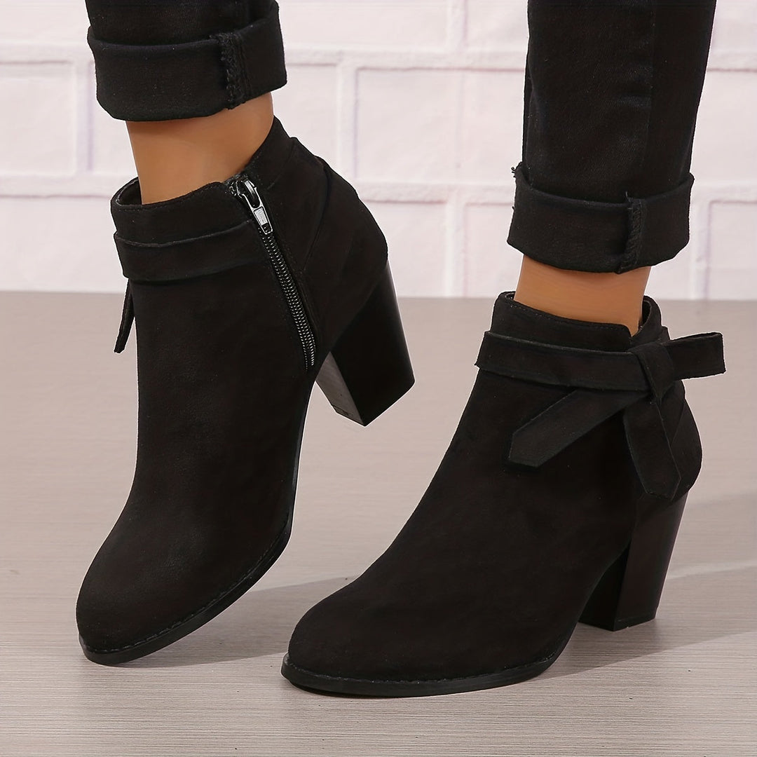Chaussures bottines pour femme, talon large confortable, détail nœud chic, parfaites pour l'élégance.