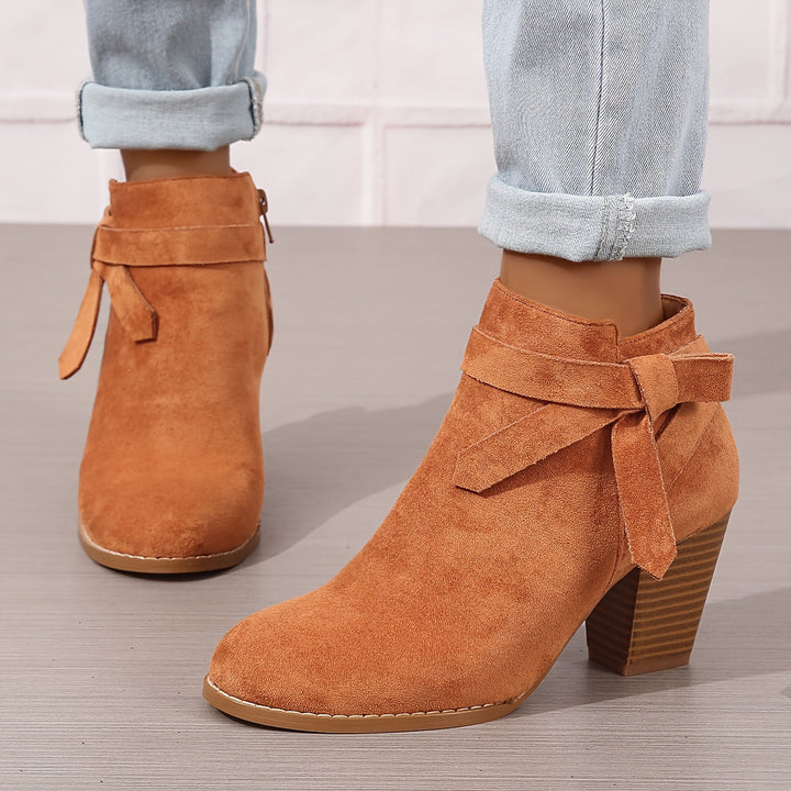 Bottines élégantes noires avec nœud décoratif, talon large et confortable, un essentiel pour femme.