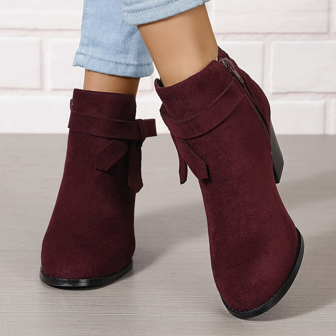 Chaussures bottines automne-hiver, talon stable et nœud élégant, parfaites pour un look mode féminin.