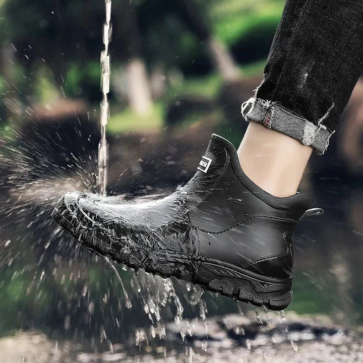 Paire de bottines homme robustes et imperméables, conçues pour le confort et l'adhérence en randonnée et activités hivernales.