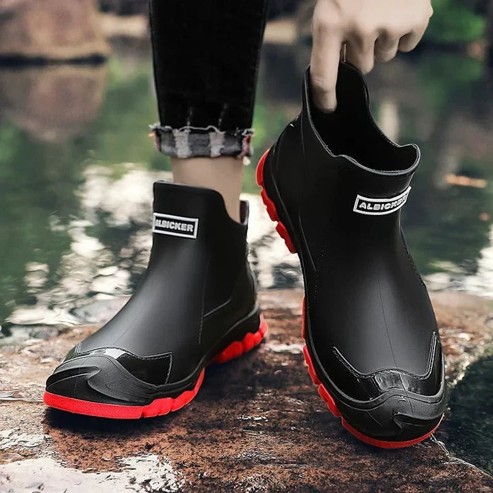 Bottines de randonnée homme, imperméables et robustes, idéales pour affronter l'hiver et les terrains difficiles avec confort.