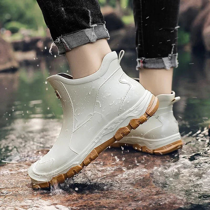 Détail de bottines homme imperméables, offrant un maintien robuste et une semelle crantée pour le tout-terrain.