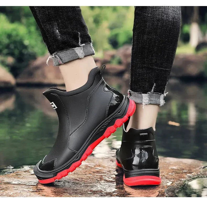 Homme portant des bottines tout-terrain robustes et imperméables, parfaites pour l'aventure et la randonnée active.
