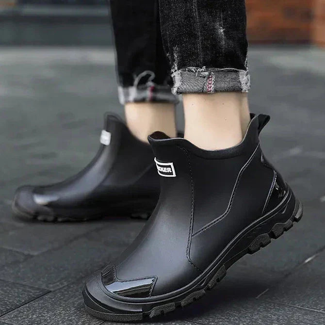 Bottines noires pour homme, imperméables et confortables, avec semelle antidérapante pour toutes les activités extérieures.