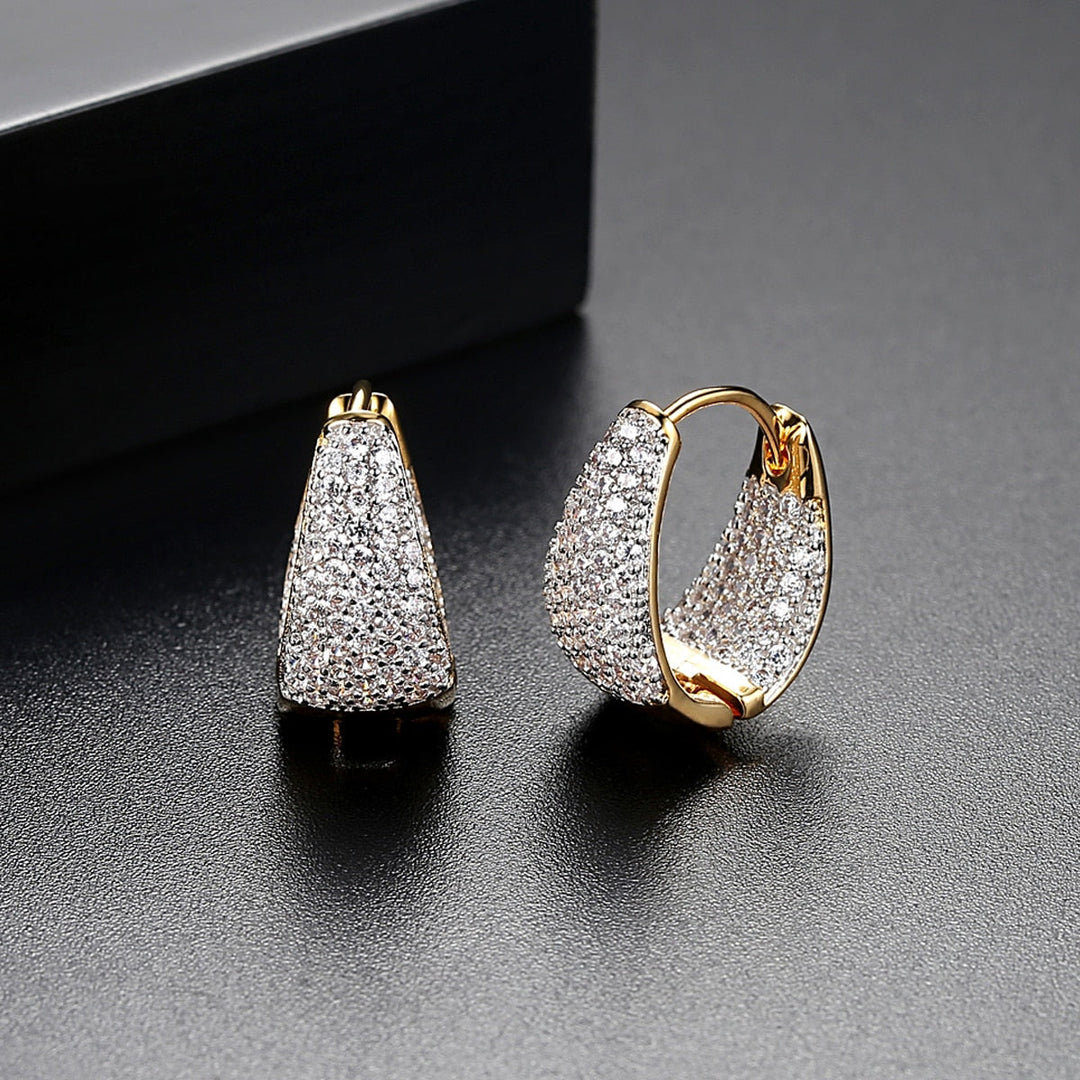 Créoles scintillantes pavées de zirconiums pour femme, élégantes et modernes, un bijou essentiel.