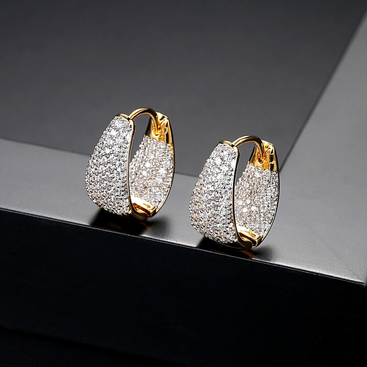 Boucles d'oreilles créoles pavées de pierres, scintillantes et raffinées, un must-have pour toute femme.