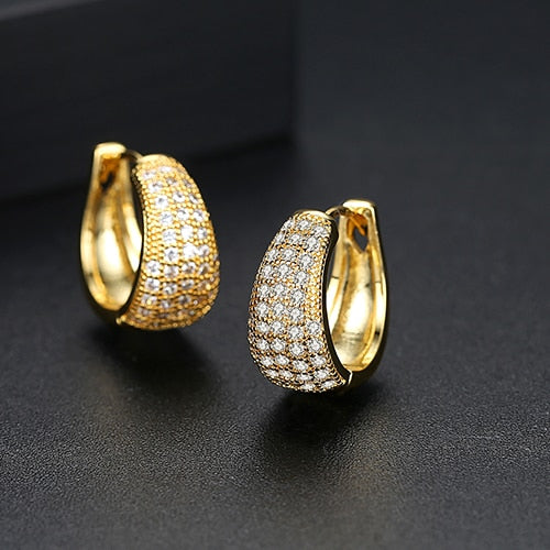 Belles boucles d'oreilles créoles argentées, pavées de pierres étincelantes, pour un look chic.