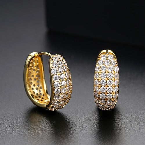 Créoles dorées scintillantes, bijoux femme élégants et hypoallergéniques, pour un style raffiné.
