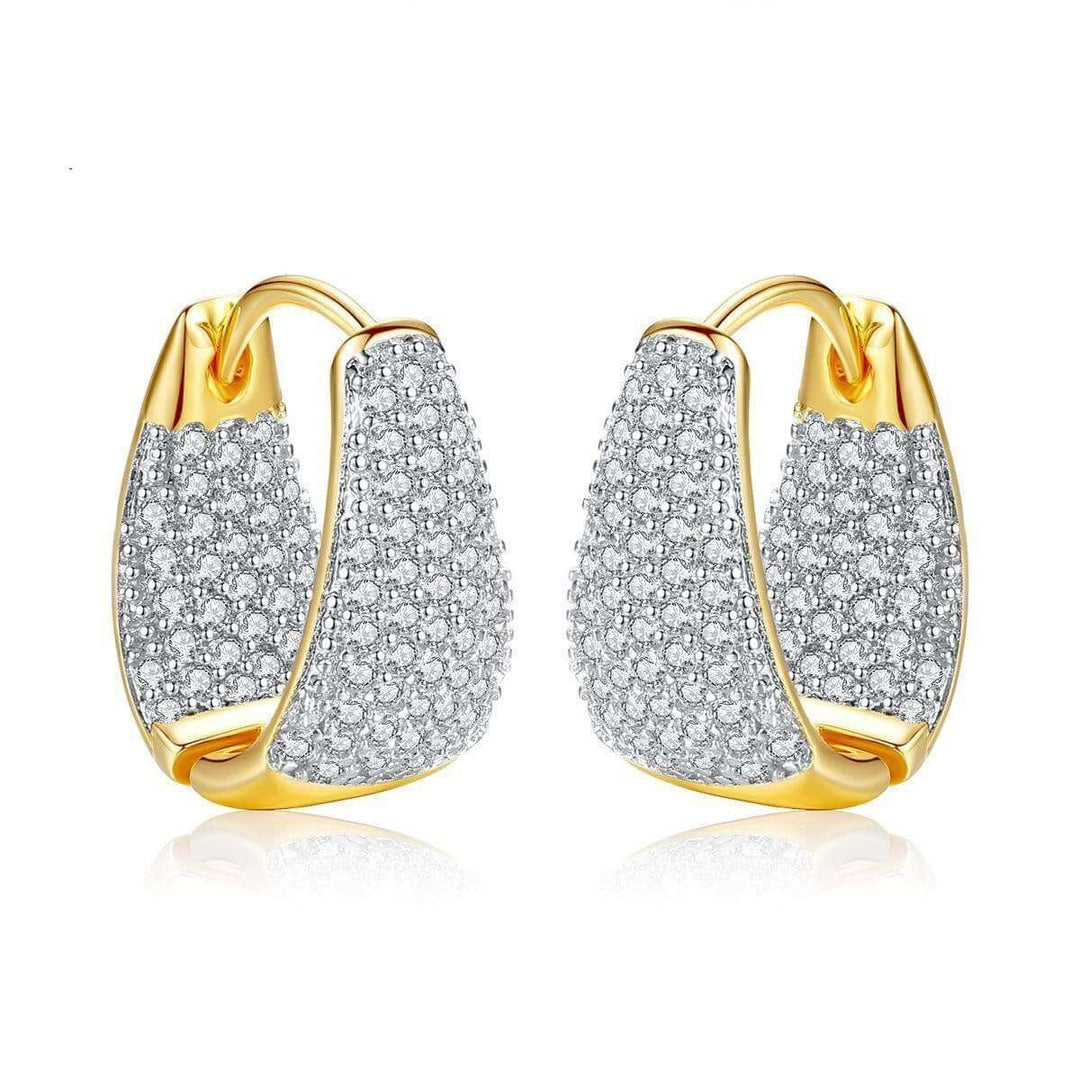 Femme portant des boucles d'oreilles créoles scintillantes, un accessoire mode élégant et intemporel.