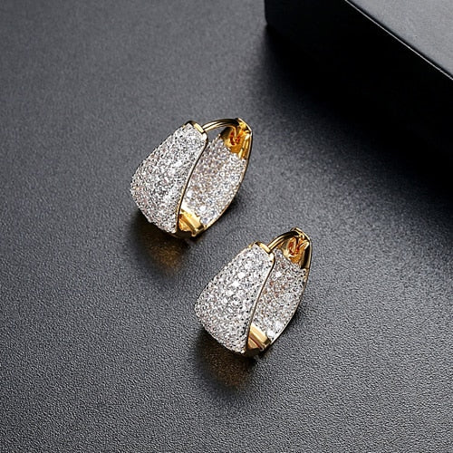 Créoles scintillantes pour femme, bijoux quotidiens ou de soirée, confortables et stylées à la fois.