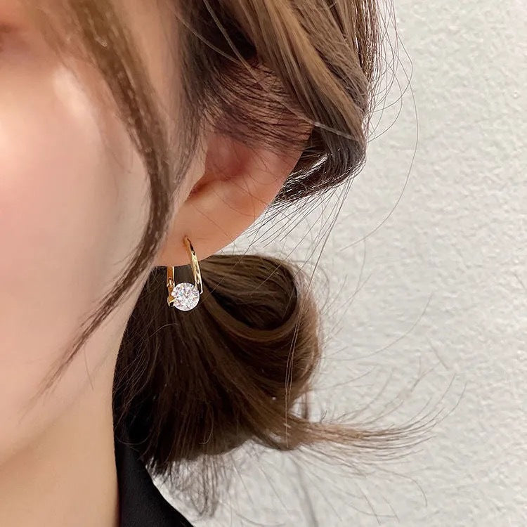 Boucles d'oreilles élégantes minimalistes pour femme. Bijoux chics, parfaites pour le quotidien.